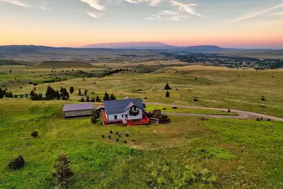 Maison Lodge spacieuse avec une vue imprenable sur les montagnes folles