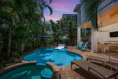 Image de Avalon - Steps from the beach!