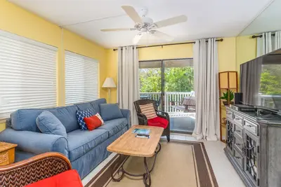 Image de Condominium Oceanfront avec balcon, piscine et promenade à la plage. Partielle sur l'océan