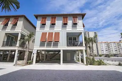 Image de 2 chambres ~ Animaux acceptés ~ Tortues Nest Beach House ~ Accès à la piscine ~ Très bien situé