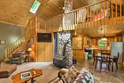 Image de Trout Lake Cabin avec quai privé, kayaks et loft!