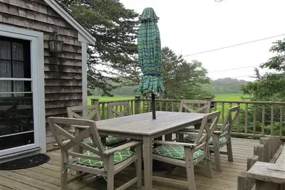 Image de Ce deux chambres propre et adorable, 1 1/2 salle de bain chalet est des vacances parfaites rendez-vous loin!
