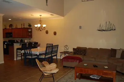 Image de Townhome taille familiale avec WiFi, moins de un mile de la plage.