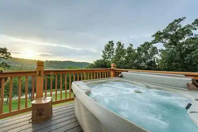 Image de Blue Eye House avec bain Ă remous - Table Rock Lake View!