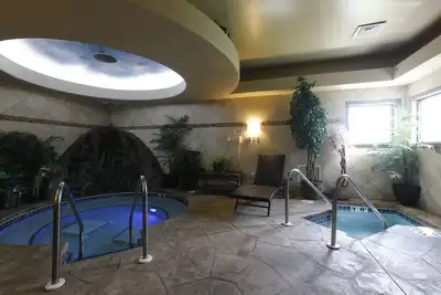 Image de Le luxueux StaySpa Resort sur le lac de Castle Rock - Hot Tubs, Steam Suite & Wifi