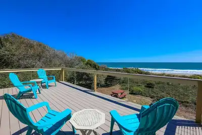 Image de Oceanfront Beach House avec une vue imprenable, accès à la plage privée, terrasse, jardin et vérandas.