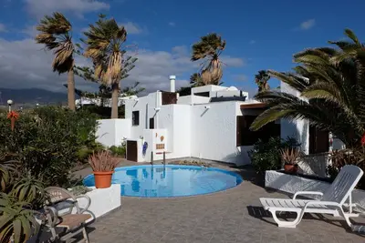 Image de Petite maison avec piscine, vue mer et montagne et grande terrasse ensoleillée pour 4 personnes