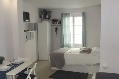 Image de 60 mètres de la plage de Caleta. Appartement tout neuf et équipé. Lieu privilégié