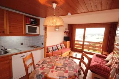 Image de Studio cabine avec balcon plein sud, 5 couchages, animaux tolérés, casier à skis