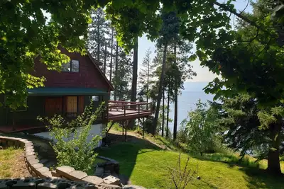 Image de Paisible maison enveloppée dans un paysage pittoresque et calme à côté d'une plage rocheuse. <br>