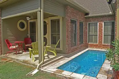 Image de 6 couchages! Piscine de nage creusée! Magnifique! Pratique pour Dallas, Plano, Frisco!