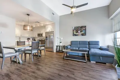 Image de Spacieux Condo 1bd moderne dans le bâtiment de Californie par Hosteeva