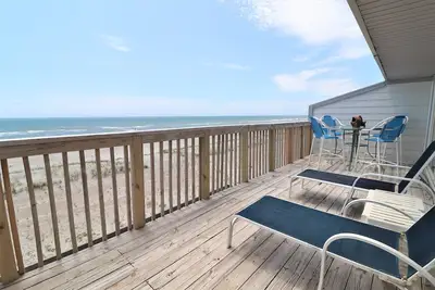 Image de \"Queen's Grant E-215\" Condo en bord de mer avec accès direct à la plage + piscine + bain à remous + quais pour bateaux (Topsail Beach, Caroline du Nord)