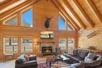 Image de Adventure Lodge: Luxury Log Retreat Près de Snow Summit! Table de billard! Foosball! Câble et Internet!