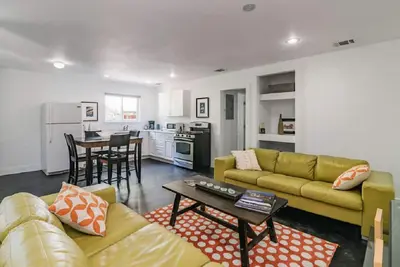 Image de 1 bloc du Congrès du Sud! Cottage Cozy & Fresh avec WiFi gratuit / Parking & Patio. Locale imbattable!