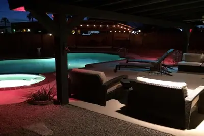 Image de Belle 4 lit maison, située à 5 min de la bande, piscine / spa, Cabana, table de billard