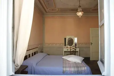 Maison de style typique dans l'une des rues historiques du centre de Lucques