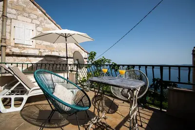 Charmante maison en pierre avec vue sur la mer et les montagnes