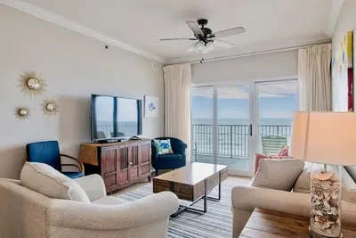 Image de Mis à jour avec un décor côtier amusant! Unité de coin avec des vues de goegeous! Propre, confortable!