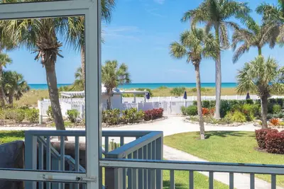 Attirant les yeux deux belles chambres près de la piscine avec une belle vue sur le golfe aussi! B3313b