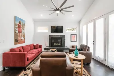 Image de Composée avec goût à Austin, à un pâté de maisons de South Congress Ave - Idéal pour les groupes voyageant ensemble!