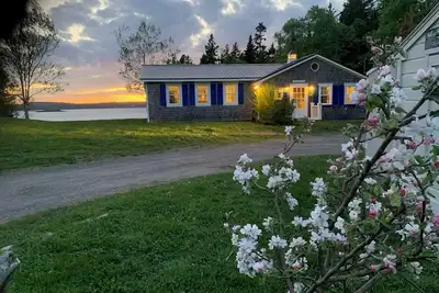 Image de Cottage bord de mer avec une vue exceptionnelle: belle nouvelle chambre des maîtres et un porche