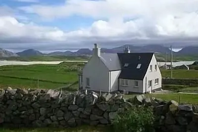 Image de Croft House traditionnel avec des vues spectaculaires sur la plage et les montagnes