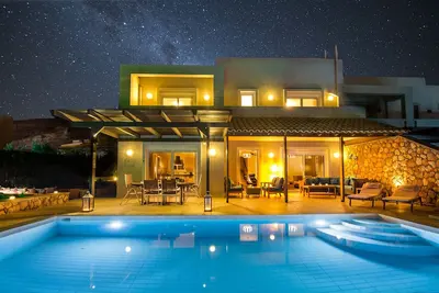 Image de Villa de luxe avec piscine privée et vue imprenable sur la mer