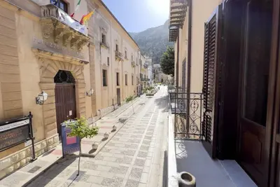 Image de Palais de maîtrise dans l'appartement central, rénové en 2010, Castellammare del Golfo - Scopello - Riserva Naturale dello Zingaro. Bain de Segesta.