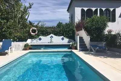 Image de Villa rustique dans un jardin clos sur la plage près de Tarifa avec piscine chauffée. .