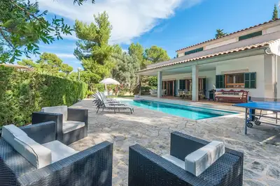 Image de Grande villa haut de gamme avec jardin méditerranéen, superbe piscine et vue sur la mer