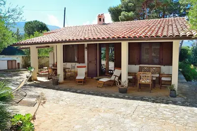Image de Délicieuse petite villa qui garantit tranquillité et intimité avec accès exclusif à la mer (falaise)