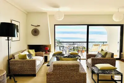 Image de Spacieuse, grande et agréable terrasse avec une vue magnifique sur la mer.