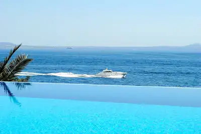 Image de Spectaculaire villa de luxe en front de mer avec piscine à cascade et Jacuzzi