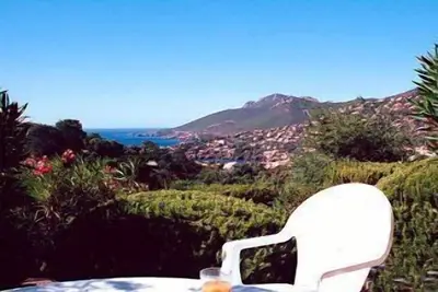 Image de Appartement avec piscine partagée et vue imprenable sur la montagne et la mer.
