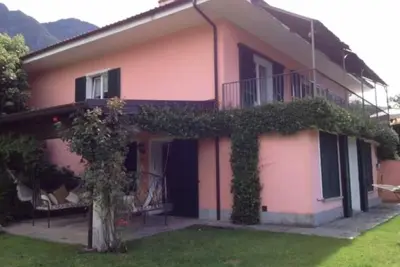 Image de Comfortable house with private garden of 1500 square meters. 4 bedrooms, 3 bathrooms