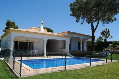 Image de Luxe villa de 4 chambres avec piscine privée et jardin