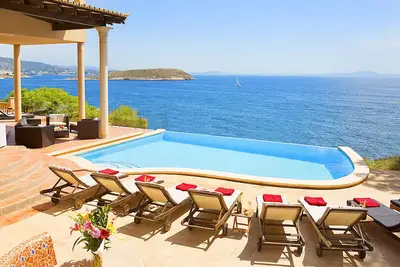 Image de En bord de mer, plage à 5 min à pied, jacuzzi chauffé, piscine à débordement, familial