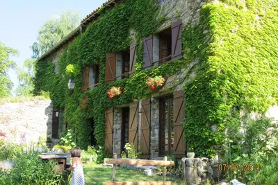 Image de Ancienne ferme rénovée, vue imprenable sur montagne boisée. Châteaux cathares