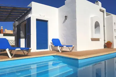 Image de Villa sous licence avec piscine privée chauffée à un emplacement de choix, fibre et télévision intelligente