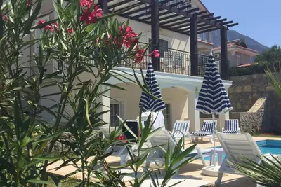 Image de Villa individuelle de luxe 4 chambres, toutes avec salle de bains. Offrant de belles vues sur la campagne au coucher du soleil depuis le balcon
