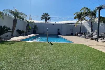 Image de Une villa moderne luxueuse, une piscine privée incroyable et un grand jardin. Tarifs spéciaux 2019