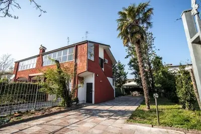 Image de Villa au 1er étage avec grand jardin, climatisation, bbq, 2 places de parking