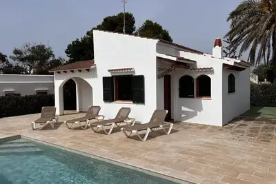 Image de Maison de vacances traditionnelle dans le meilleur emplacement de Cala Blanca / Ciutadella avec piscine