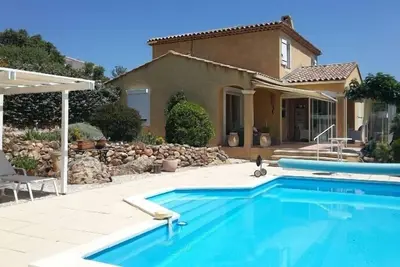 Image de Appartement dans village de colline typiquement provençal, villa avec piscine, oasis de détente