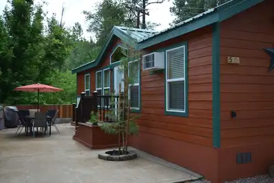 Image de Profitez de l'une de nos cabines de 2 chambres dans les pins frais de Christopher Creek.