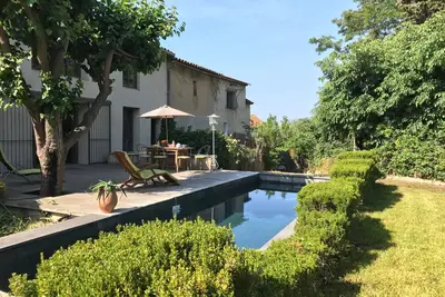 Image de Villa familiale de caractère rénovée par architecte proche mer avec piscine