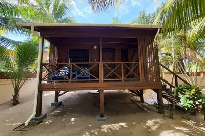 Baby Blue Cabana sur Beachfront Lot, bénéficie d'une vue sur la mer, Hopkins Belize