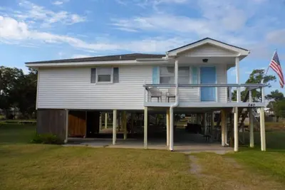 Image de Maison de plage mise à jour avec vue sur le canal Oasis en bas, barbecue grill, wifi gratuit!