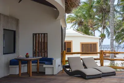 Image de Villa luxueuse face à la plage récemment rénovée